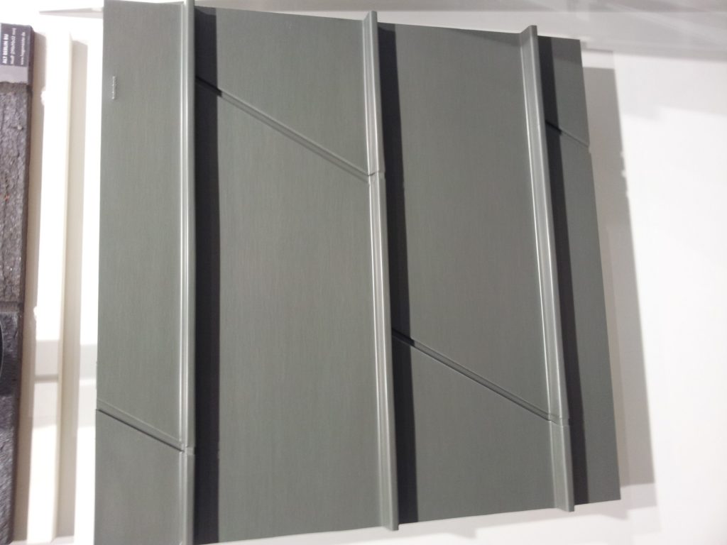 Gefalzte Metallbekleidung aus der Nähe