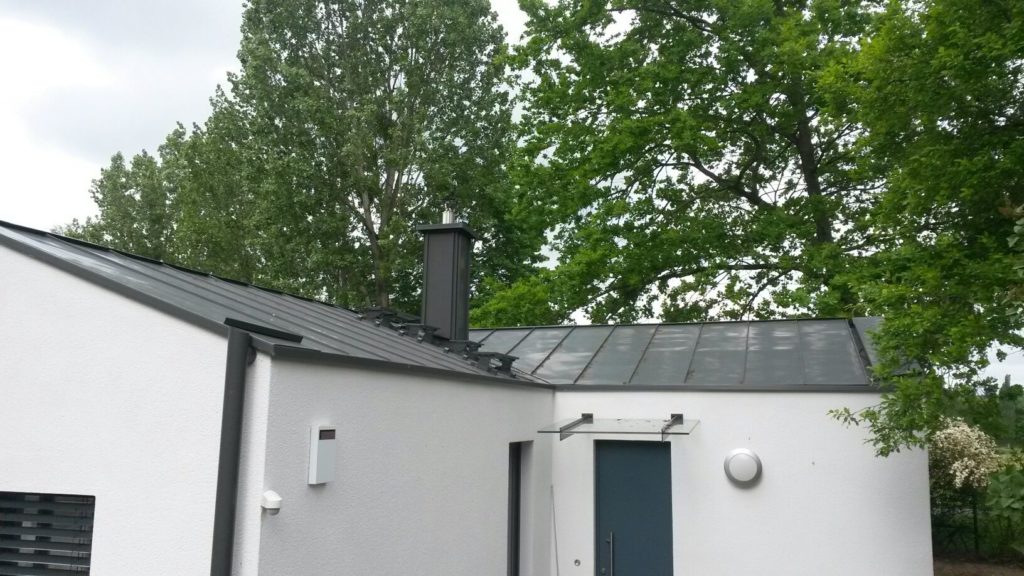 Modernes Wohnhaus mit einem Metalldach